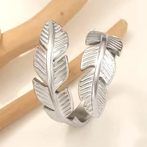 LEAF SHAPED ADJUSTABLE RING - Picture 2 of 12